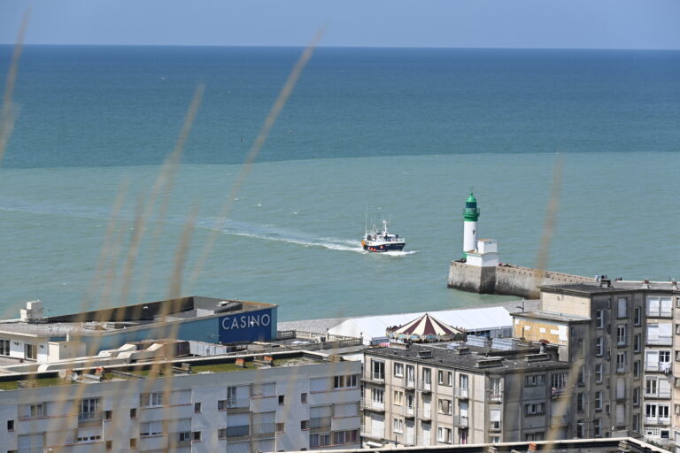 Batau de pêche rentrant au port - Le Tréport