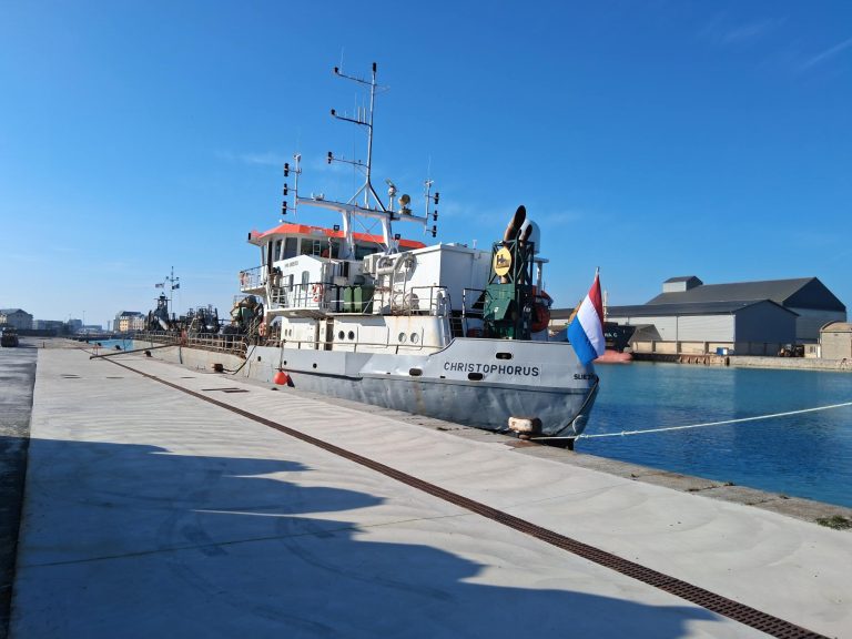 bateau dans le port de commerce du treport